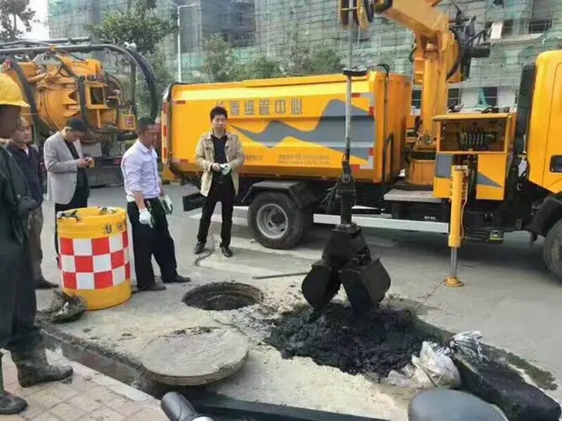 道孚街道：网格员化身“清道夫”，为民解忧疏通“堵心”化粪池