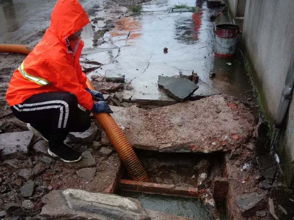 道孚专业清理污水池 炜誉市政以规范流程守护城市 “肠道”